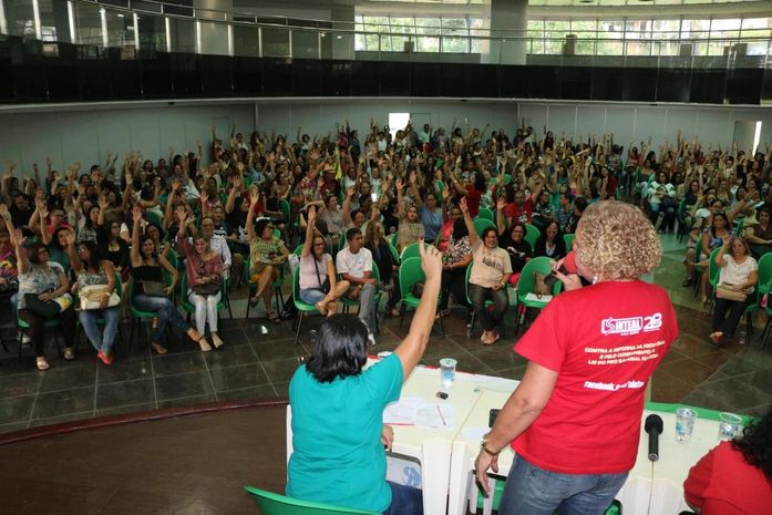 Servidores da Educação deliberaram por greve