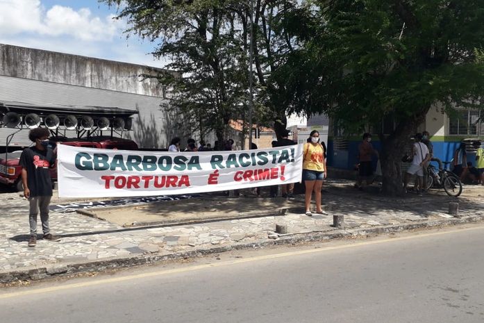 Manifestantes realizam ato e pedem justiça por jovem negro agredido dentro de supermercado em Maceió