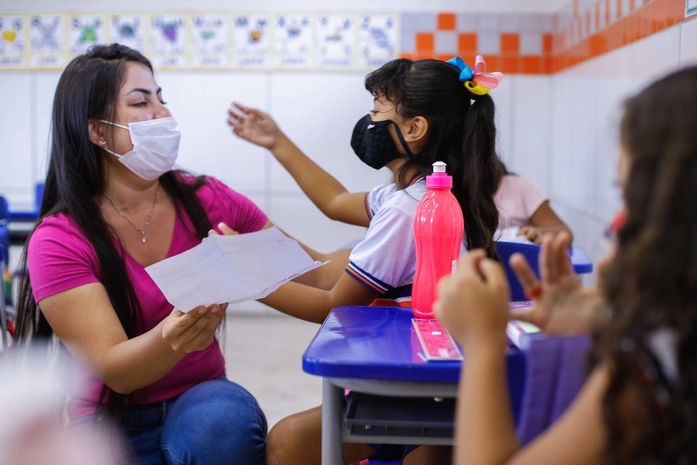 Secretária Gabriela Gonçalves acompanha retomada das aulas presenciais em Rio Largo