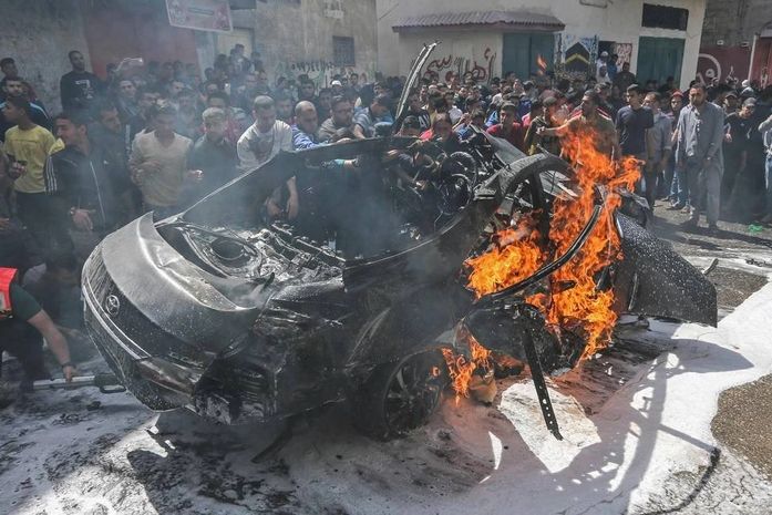 Serviços de emergência palestinos tentam apagar chamas de carro de chefe do Hamas, atingido por bombardeio israelense, em Gaza.