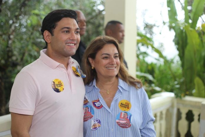 Ao lado da ex-prefeita de Rio Largo, Vânia Paiva, Rodrigo Valença reforça campanha para deputado federal