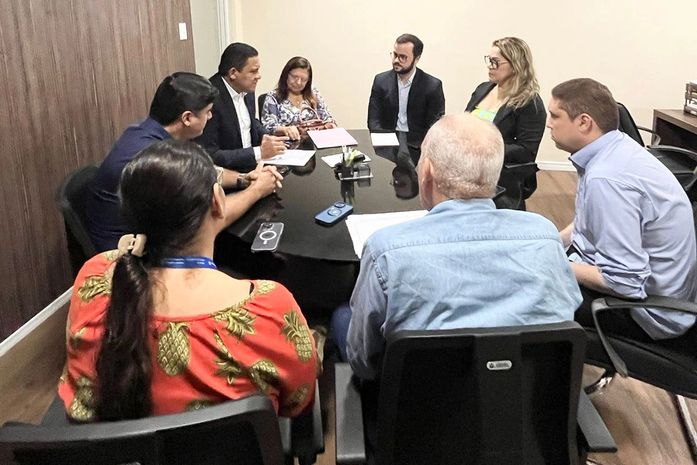 Prefeito Júlio Cezar participa de reunião na Sesau em Maceió