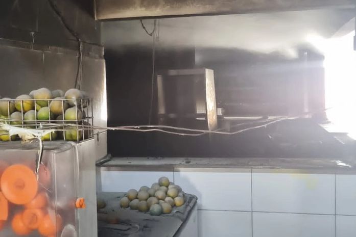 Vídeo: Bombeiros são acionados após explosão em galeteria, em Mangabeiras; três pessoas ficaram feridas