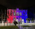 Palácio dos Martírios é iluminado nas cores das bandeiras de Alagoas e da França 