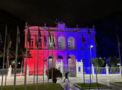 Palácio dos Martírios é iluminado nas cores das bandeiras de Alagoas e da França 