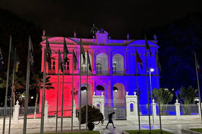 Palácio dos Martírios é iluminado nas cores das bandeiras de Alagoas e da França