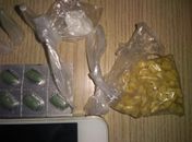 Após denúncia, suspeito de tráfico é preso com crack e cocaína no Jacintinho