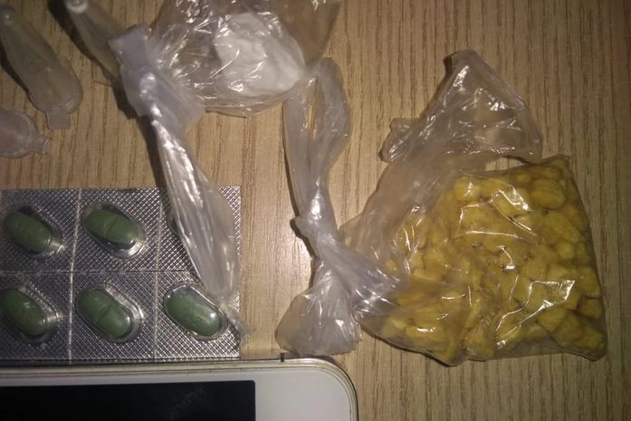 Após denúncia, suspeito de tráfico é preso com crack e cocaína no Jacintinho