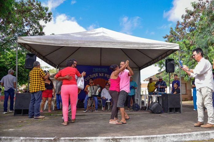 PRIMEIRA EDIÇÃO DA CARAVANA CULTURA NA PRAÇA LEVA FORRÓ E SERVIÇOS PARA A FEIRA DA FUMAGEIRA