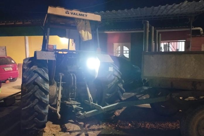 Motociclista morre e mulher é arremessada após acidente com trator desgovernado; condutor é preso