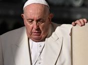 Papa está com pneumonia bilateral, diz Vaticano