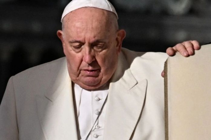 Papa está com pneumonia bilateral, diz Vaticano