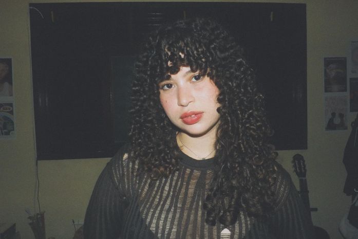 Artista alagoana retrata o amor na rotina em seu single de estreia “silêncios confortáveis”, com lançamento no dia 23 de abril