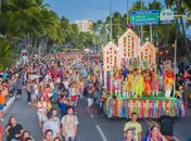 Cortejo com 101 grupos culturais animou orla, que recebeu iluminação temática