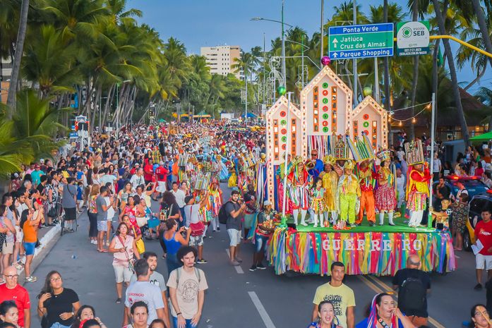 Cortejo com 101 grupos culturais animou orla, que recebeu iluminação temática