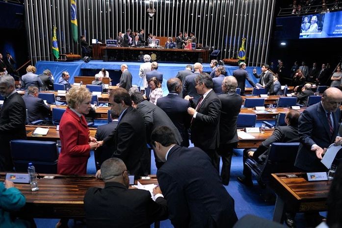 Em sessão marcada por embates, Renan Calheiros conduz eleição da nova Mesa