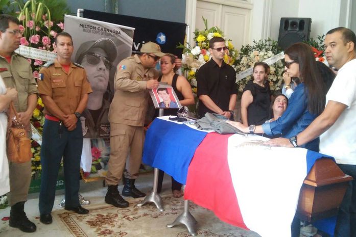 Emoção marca velório de militares mortos em queda de helicóptero