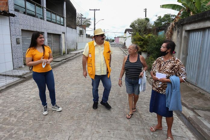 Gilberto Gonçalves fiscaliza obras de infraestrutura do Conjunto Hélio Vasconcelos