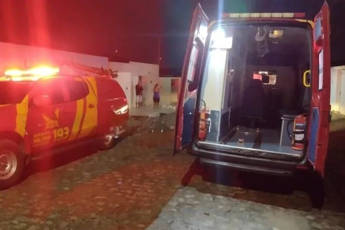 Idosa cai em fossa com cinco metros de profundidade enquanto tirava roupas do varal