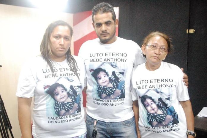 A mãe Paula Bomfim, o pai Júnior e a avó Maria Salete, 56