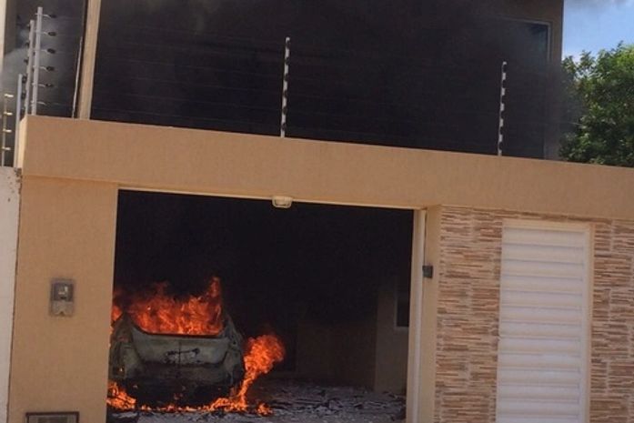 Veículo incendiou em garagem