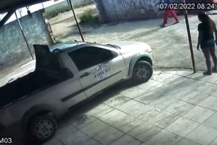 Suspeito invade lava-jato e mata homem