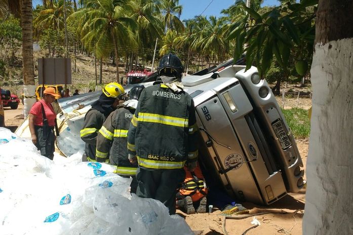 Caminhão tombou no Litoral Sul