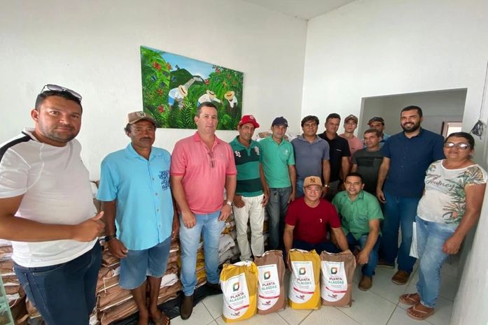 Prefeitura de Santana do Mundaú realiza distribuição de sementes para agricultores