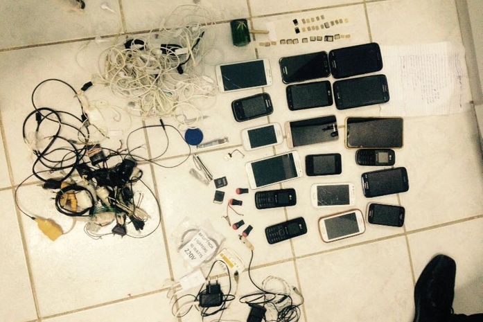 Celulares, carregadores e outros objetos apreendidos