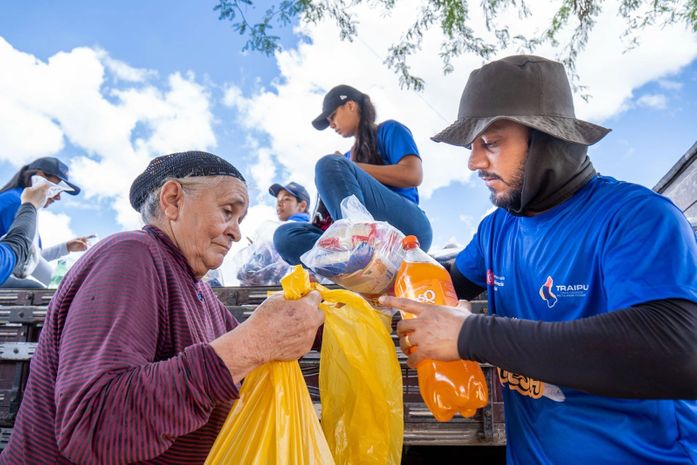 Prefeitura de Traipu entrega peixes e alimentos da Semana Santa para famílias do município