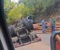Carga é saqueada após carreta carregada de madeira tombar na AL-105, em Maceió