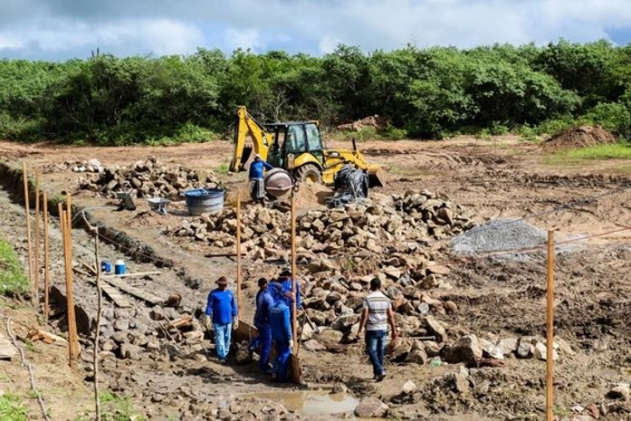 Obras de construção da barragem no assentamento Genivaldo Moura avançam em ritmo acelerado