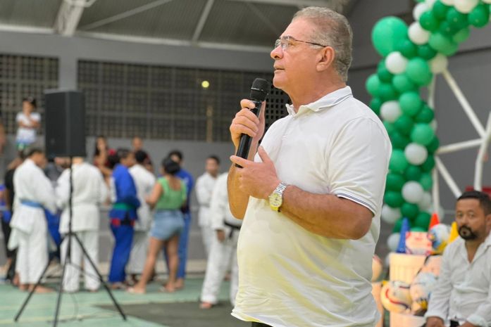Prefeito George Clemente entrega materiais esportivos a atletas miguelenses