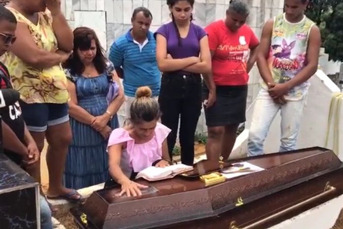 Corpo de Débora Isis é sepultado em Rio Largo