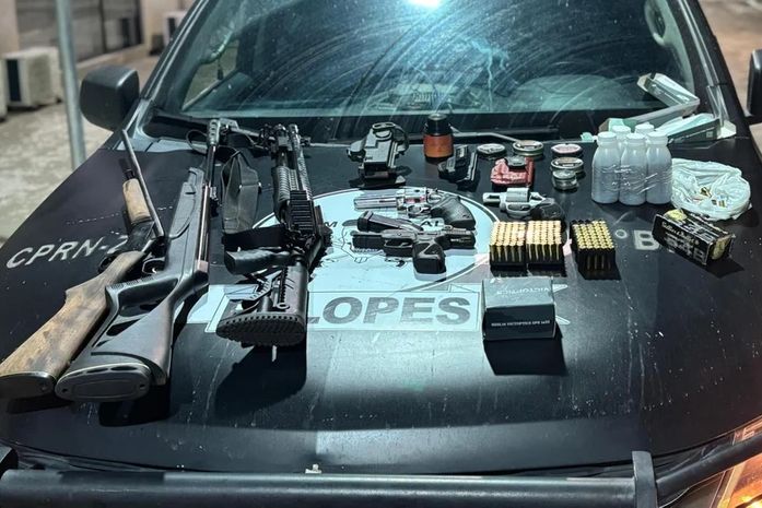 Polícias apreendem arsenal e prendem dupla durante operação em Ibateguara