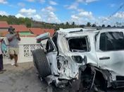 Carro de luxo capota após atingir árvore e derrubar poste em Feira Grande