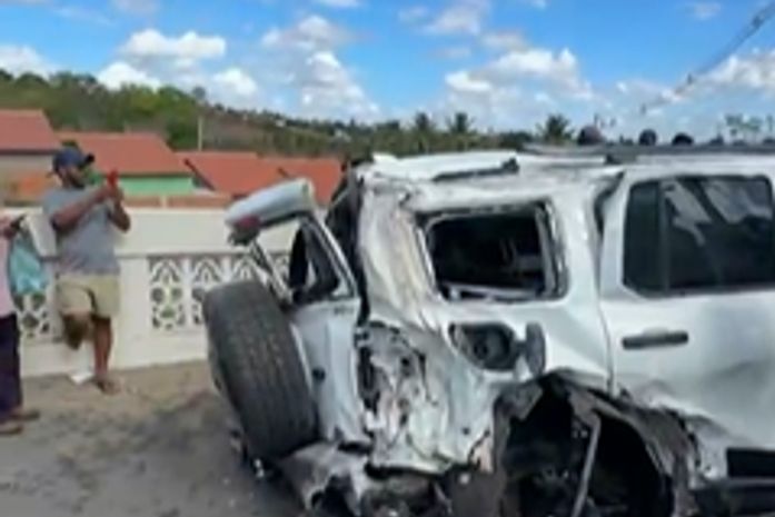 Carro de luxo capota após atingir árvore e derrubar poste em Feira Grande