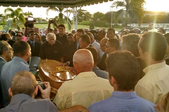 Divane Suruagy, irmão de Divaldo, discursa durante enterro
