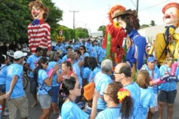 Arapiraca abre Carnaval com Escolha do Rei, Rainha e do melhor Estandarte do Folia de Rua nesta sexta, 23; Samila Lima e orquestra de frevo animarão a festa