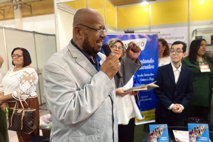 Santa Luzia do Norte brilha na Bienal Internacional do Livro com o Poeta Pedão
