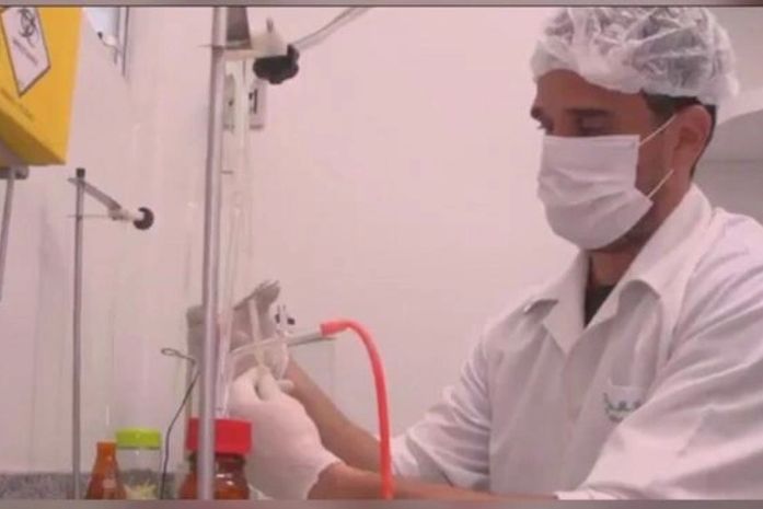Agosto dourado: farmacêutico analisa leite doado para atingir padrão ouro

