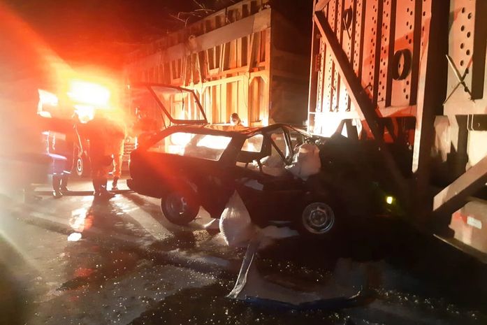 Motorista morre após colidir contra caminhão com carga de cana-de-açúcar em Marechal