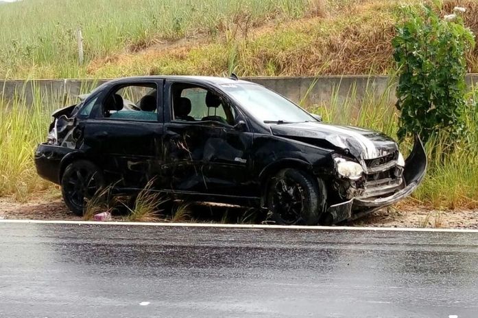Veículo bate em mureta e quatro pessoas ficam feridas