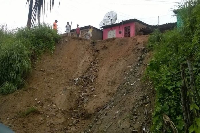Barreira cedeu durante as chuvas em São Luís