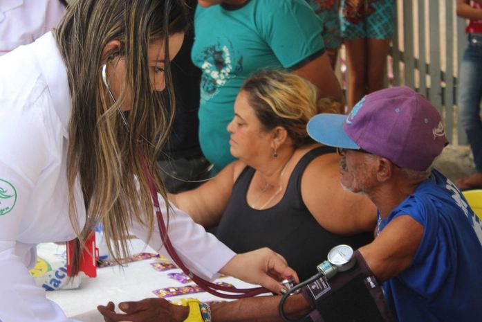 Ações de prevenção às DSTs são realizadas pela secretária de saúde na Rua 16 em Arapiraca