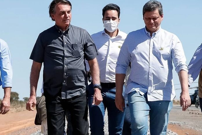 A convite de Bolsonaro, irmão de JHC entrega obras na Bahia