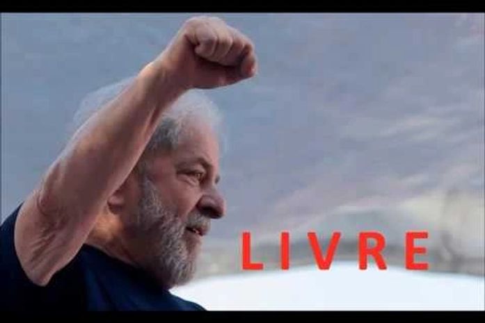 Ex-presidente Lula é libertado da prisão em Curitiba.