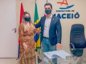 Coordenadora do Gabinete da Mulher, Ana Paula Mendes, e prefeito JHC