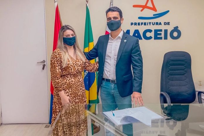 Coordenadora do Gabinete da Mulher, Ana Paula Mendes, e prefeito JHC