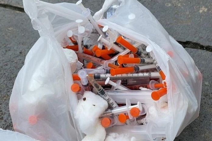 Perfurocortantes: descarte irregular pode ferir trabalhadores da limpeza urbana.